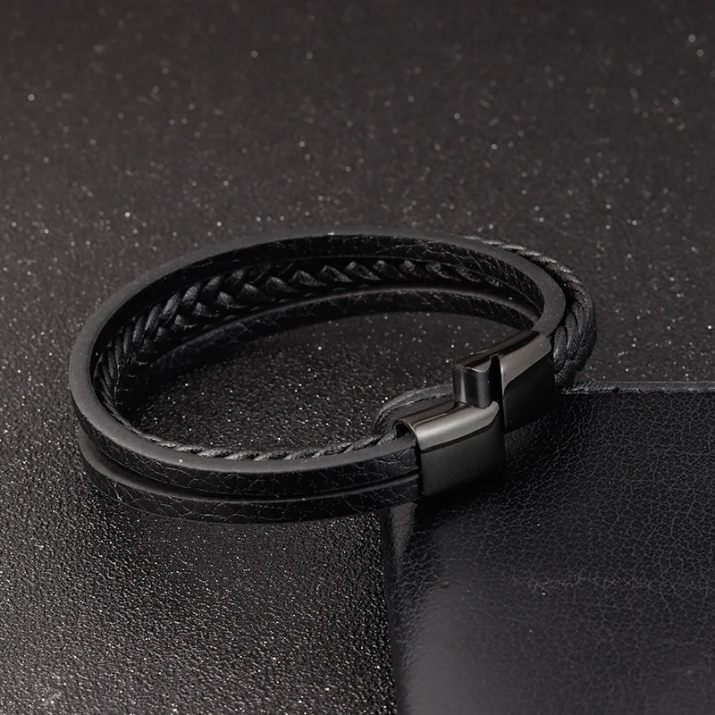Bracelet en cuir pour homme en acier titane double couche. Un accessoire élégant et durable pour un style masculin affirmé, parfait pour toutes les occasions.