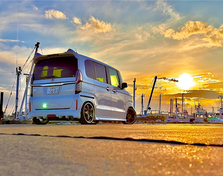 Nボックスカスタムのいつもイイネ&コメントありがとうございます🙇‍♂️・お題に乗って・大洗海岸・夕陽とコラボに関するカスタム事例の投稿画像1枚目