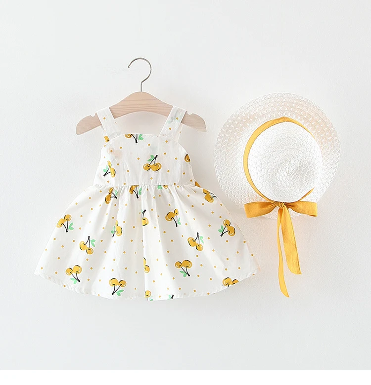 Trendy modellen met kersen strohoed en rok. Perfect voor een frisse en modieuze look, ideaal voor de zomer en zonnige dagen.