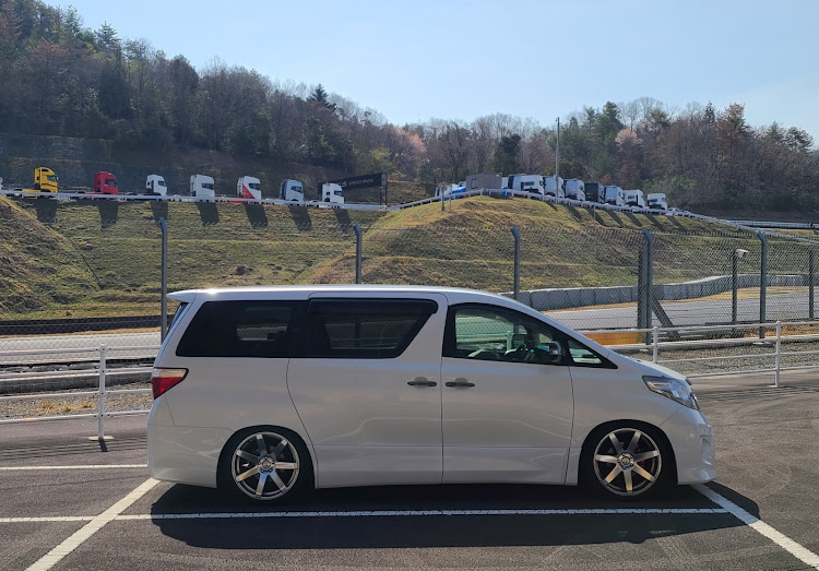 アルファードの桜と愛車・岡山国際サーキット・スーパーGT観戦・グリル大百科に関するカスタム事例の投稿画像4枚目