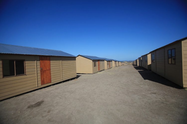 A housing hand-over in Dacawa in Mdantsane's NU1 turned into a nightmare for beneficiaries as Buffalo City mayor Xola Pakati did not pitch.