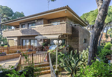 Maison avec piscine et jardin 10