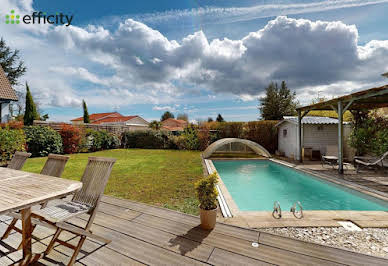 Maison avec piscine et terrasse 1