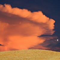 La nuvola, la Luna e la collina di 