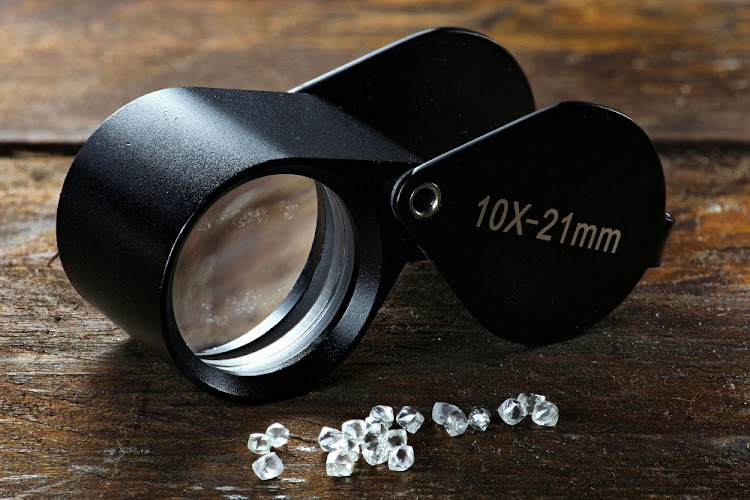 Uncut diamonds being exchanged at a local pub piqued the interest of police in Somerset West. Dealing in illegal diamonds is a dangerous business, with many deaths resulting from deals going wrong.