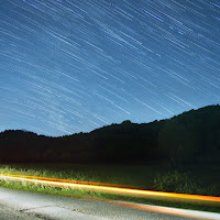 Scie di luce sotto le scie delle stelle di 