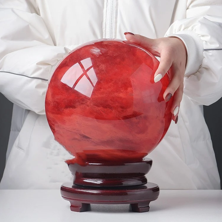 Ornements en boule de cristal rouge fondu pour une décoration festive unique. Créez une ambiance de Noël féérique avec ces magnifiques boules en cristal.