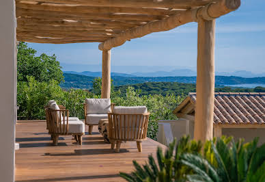 Seaside villa with pool and garden 3