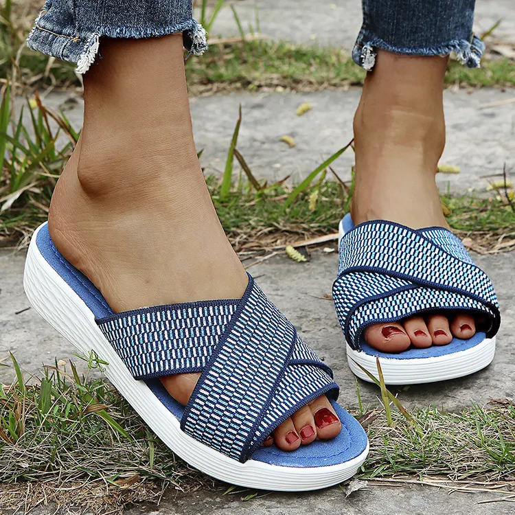 Dames slippers in grote maten met dikke zool, nieuwe stijl voor buiten. Comfortabel en modieus de deur uit.