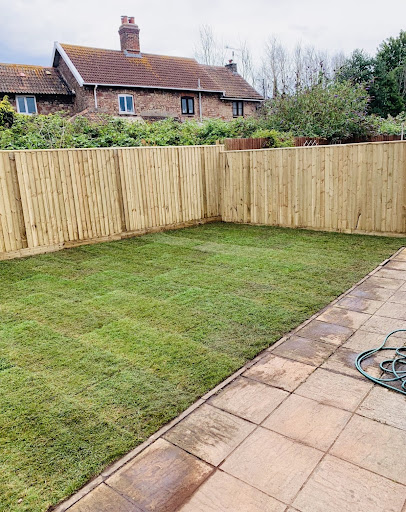 SEE PHOTO BEFORE FOR BEFORE PHOTO - ✨AFTER PHOTO Large Hedge Removal and replaced with 25LM of Featheredge Fencing 👷‍♂️ 👷‍♂️ 💪 🪚 Garden levelled, soil and 55m2 of Turf  🌱 🌱 