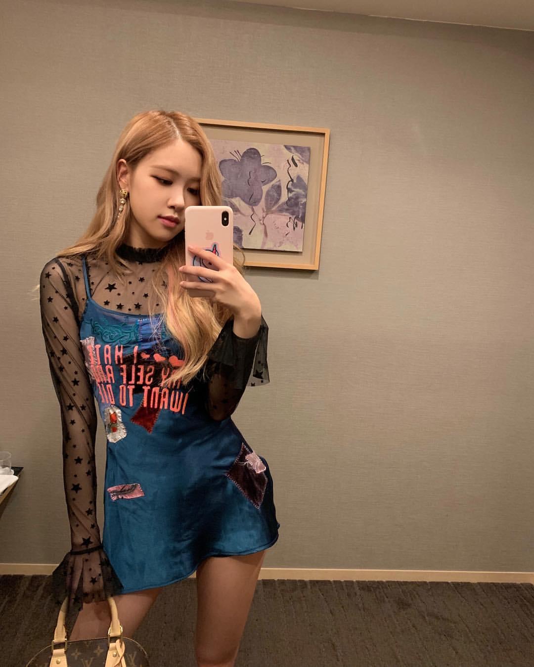 10 Of Blackpink Rosé S Gorgeous Mirror Selfies Where She Looks Like A Whole Queen Koreaboo