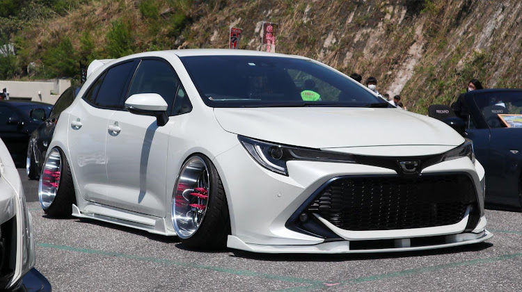 カローラスポーツのワンオフマフラー・アウトリップ・326power・低そうで低くない少し低い車・仕様変更に関するカスタム事例の投稿画像1枚目