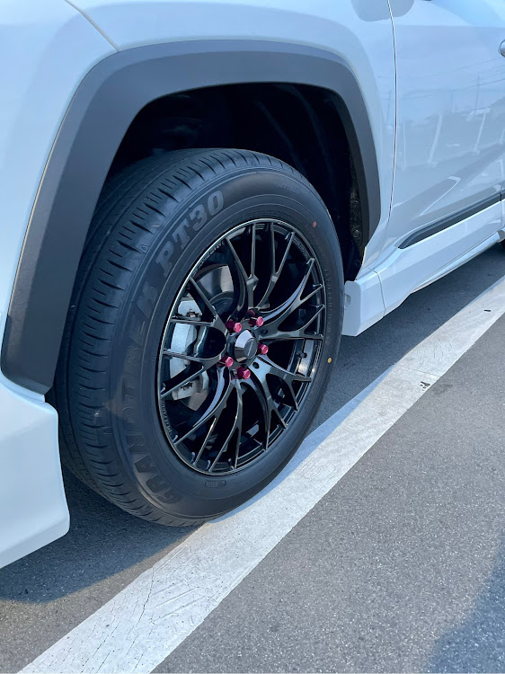 RAV4の曇り空・ホイール交換・春の交通安全週間・四駆の日に関するカスタム事例の投稿画像2枚目