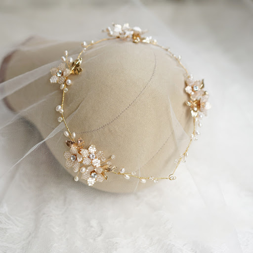 Title 3, Fashionable handmade freshwater hair accessorie...