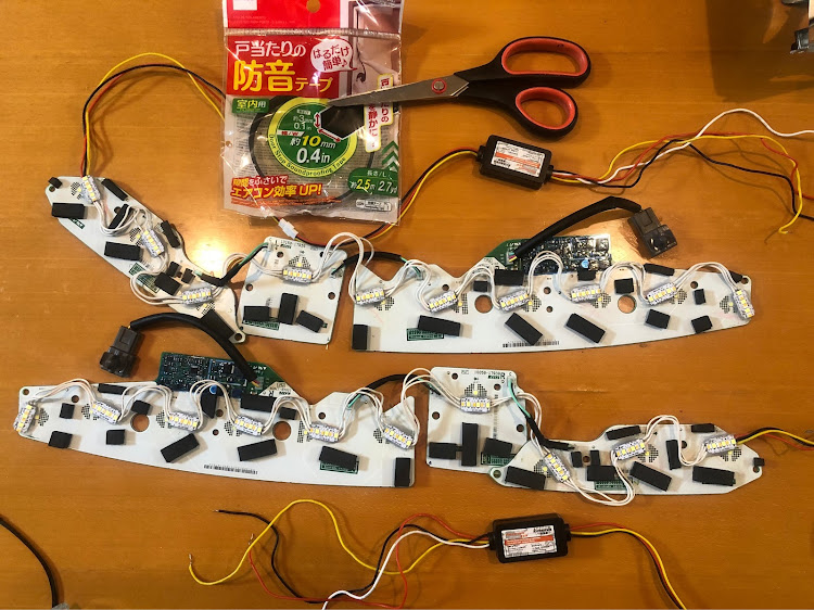 エクストレイルのヘッドライト加工・青色DRL＆シーケンシャルウィンカー・青色モノアイ・LEDユニットの４回目の貼り直し・次はいよいよ４連リレーの製作ですに関するカスタム事例の投稿画像5枚目