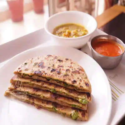 Stuffed Matar Paratha With Salad Chutney & Butter