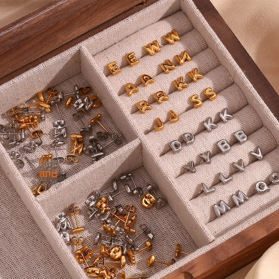 Mini-boucles d'oreilles lettre alphabet en acier titane et or 18K pour femmes, un bijou personnalisé, léger et élégant pour tous les jours.
