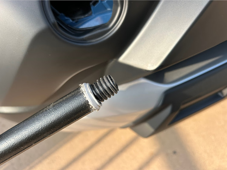 RAV4のワークス系メーカーパーツ・シャックル・DIY・擦り傷ショック・ガッチリ固定に関するカスタム事例の投稿画像9枚目