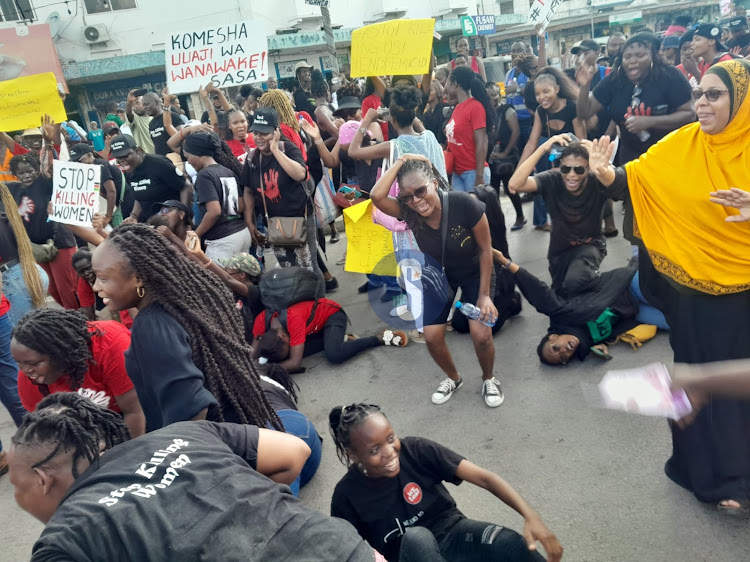 People expressing their emotions against femicide on the Mombasa streets during the march that started from Moi Avenue streets (Mapembeni) to Tonoka social hall on January 27, 2024.