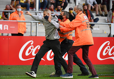 Un supporter malinois monte sur le terrain pour s'en prendre au buteur ostendais