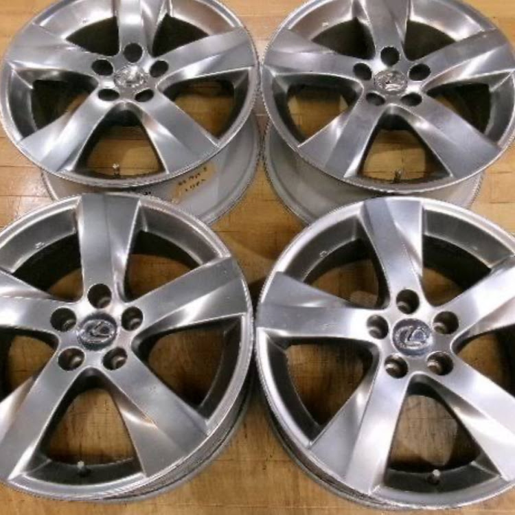 プリウスのLEXUS IS・ホイールが欲しい・さがしていますに関するカスタム事例の投稿画像1枚目