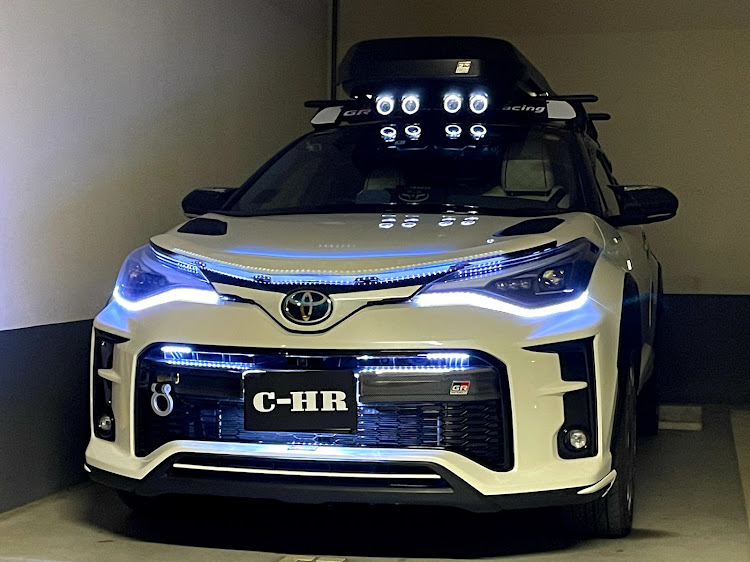 C-HRのラリースタイル・4連フォグ・ルーフボックス・GRスポーツ・イカリングに関するカスタム事例の投稿画像1枚目