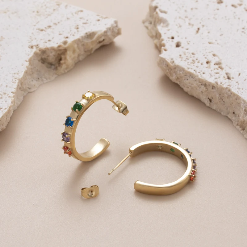 Pendientes de mujer de moda con circonitas de color sencillo. Elegantes y versátiles, perfectos para uso diario. Añaden un toque sutil de brillo.