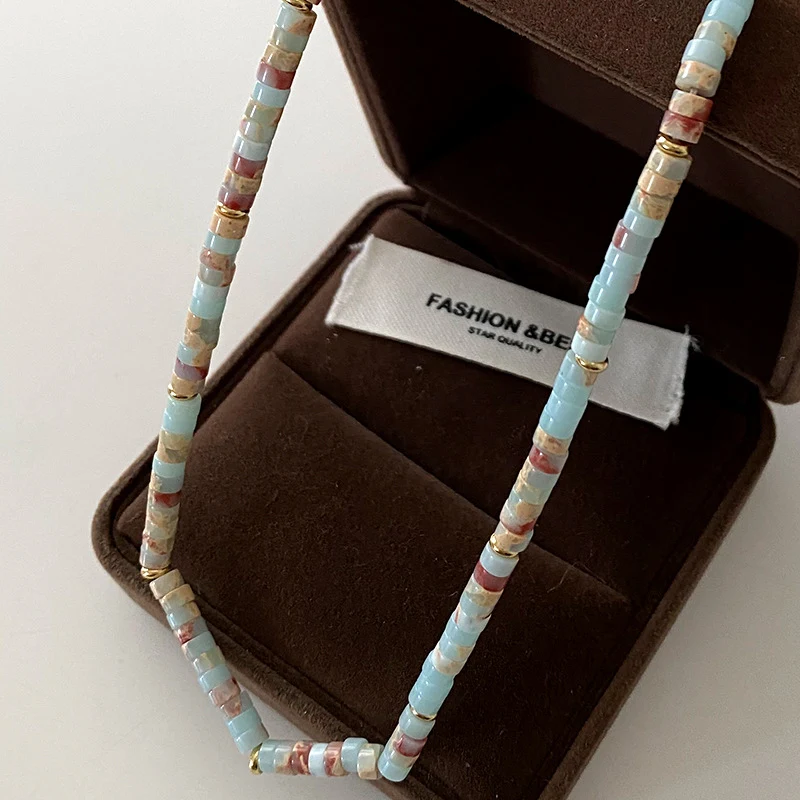 Handgemaakte ketting met natuurlijke lapis lazuli hanger, een prachtig sieraad dat je natuurlijke schoonheid accentueert en je stijl verbetert.