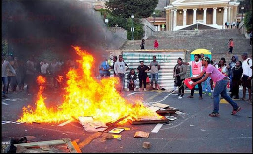 UCT students burning artworks Picture Credit: SAcrimefighters ‏@SAcrimefighters