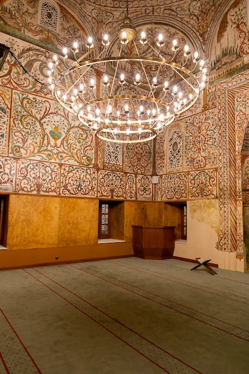 wnętrze meczetu Ethema Beja, Tirana