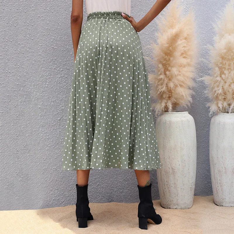 Groene Europese en Amerikaanse onregelmatige polka dot rok voor een stijlvolle look. Combineer comfort en mode.