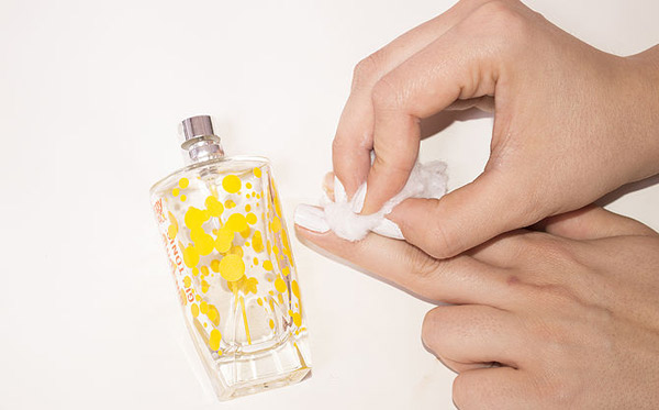 Sử dụng nước rửa sơn móng tay