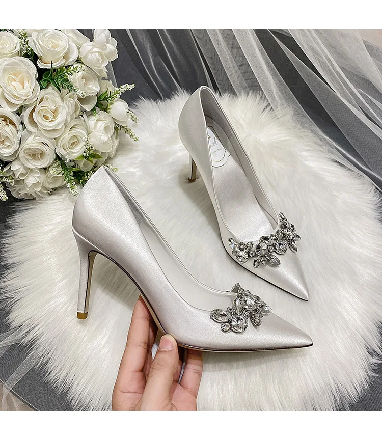 Escarpins blancs en satin cristal de mariée Chaussures de mariage élégantes Éclat somptueux Confort exceptionnel Le choix parfait pour votre mariage