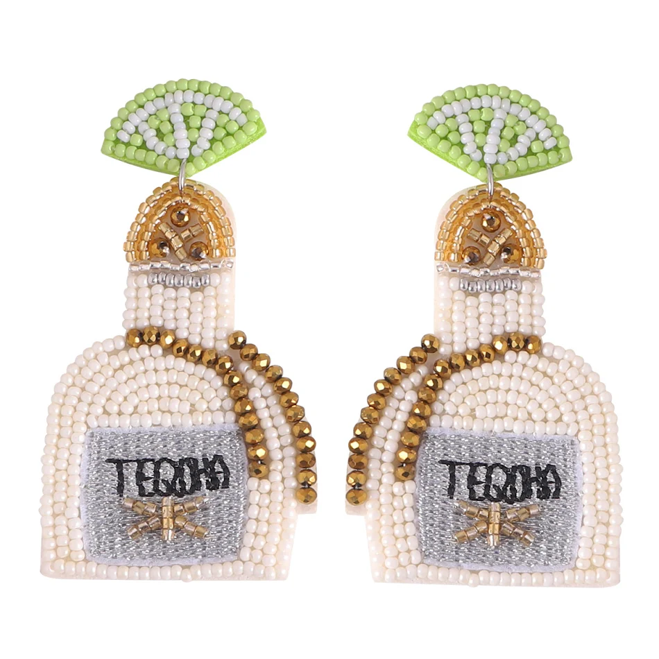 Lange oorbellen met kralen en gepersonaliseerde tequilafles in Minority Fashion stijl, een uniek en opvallend accessoire.
