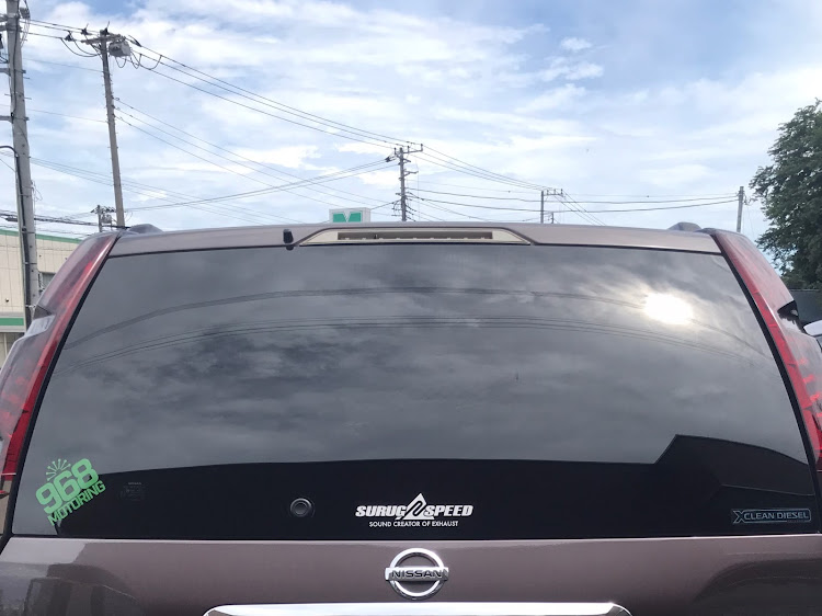 エクストレイルのハイマウントストップランプ交換・荷室改造に関するカスタム事例の投稿画像1枚目