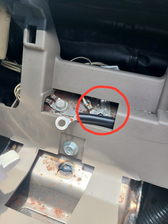 ミラのフォグランプ取り付け車内編・フォグランプ取付・純正オプションフォグ・まだまだつづくよに関するカスタム事例の投稿画像6枚目