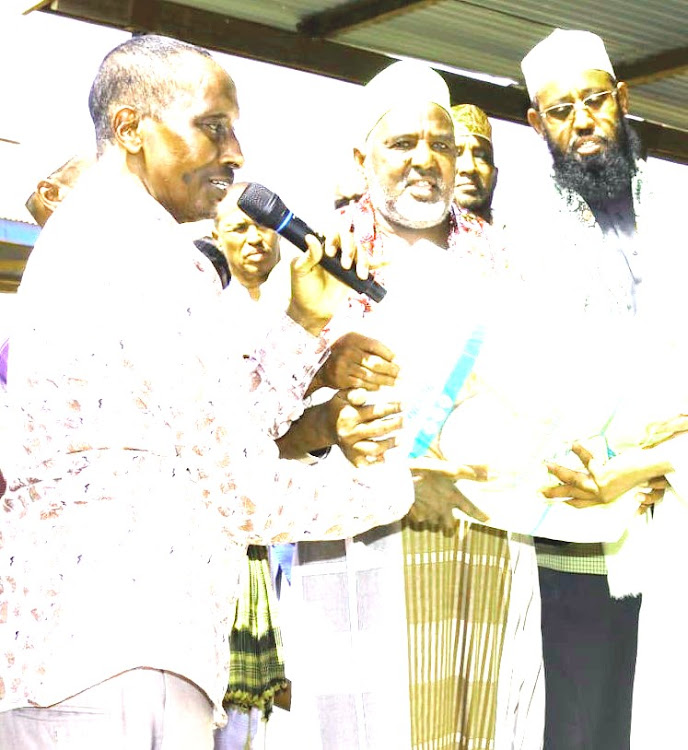 Wajir Governor Mohamed Abdi distributing relief food to residents of Garseqoftu, Wajir West where he had gone to condole with families who lost their loved ones in recent bandit attack.