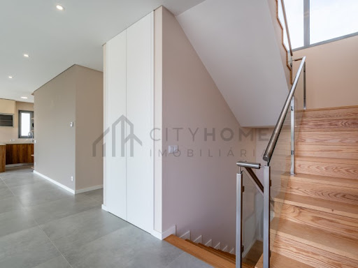 Modern wooden staircase with metal railing in this luxury house for sale in Albufeira e Olhos de Água ($1,385,793 - 179 m²)