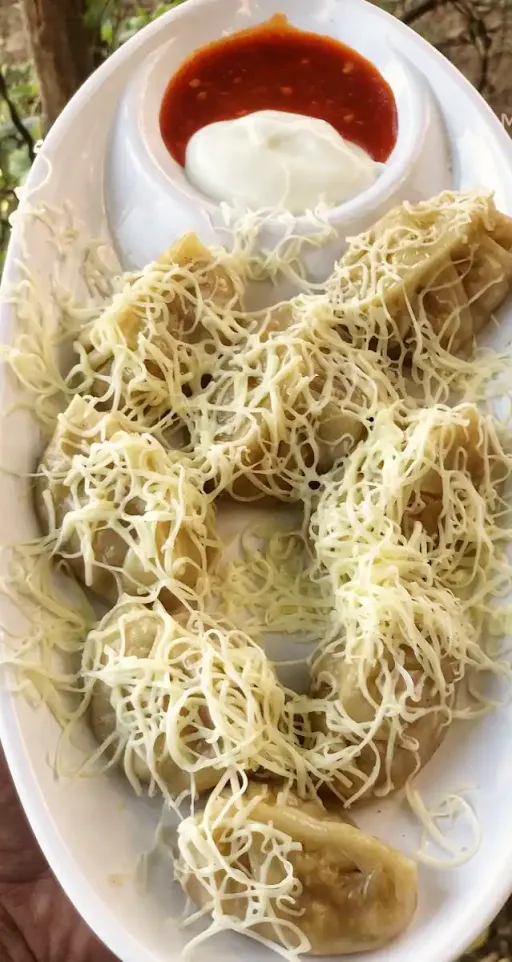 Steamed Chicken Cheese Momos [6 Pieces]