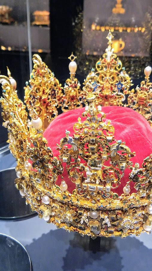 Visiting Rosenborg Castle in Copenhagen. In the second room of the treasury, the highlight is Christian IV’s Crown, a crown of gold with enamel, table-cut stones and pearls for a total weight 2895 grams, aka it weights more then 6 pounds. The crown is full of symbolism, such as coats of arms of royal provinces, or figures representing the virtues which a good king should possess, and at the same time his functions as a sovereign