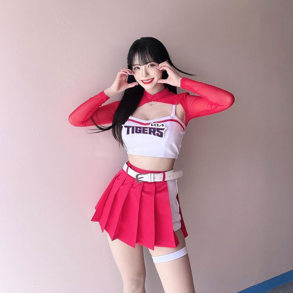 A Korean Cheerleader Popular For Resembling Red Velvet's Irene Exposes Her  Stalkers - Koreaboo