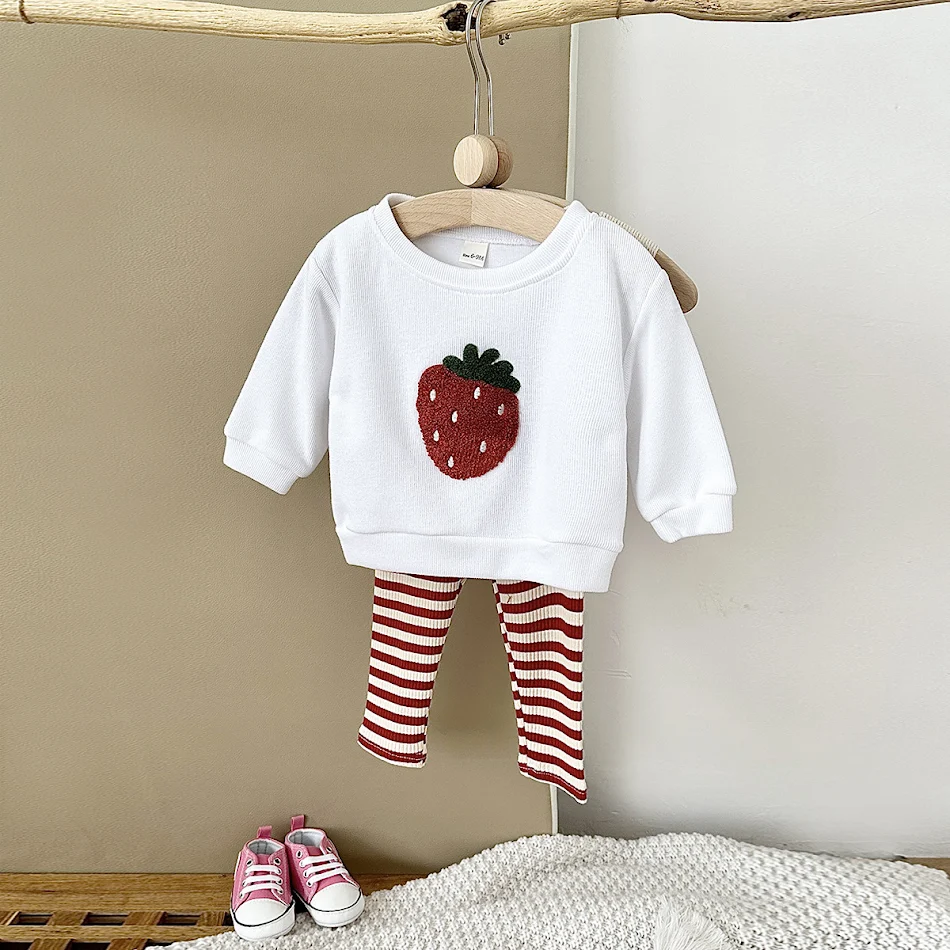 Komplet za bebe, dvodelni set, pletene pantalone dugih rukava sa izvezenim voćem. Mekan i udoban za vašu bebu.