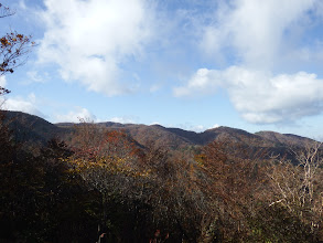 前方に国見山など