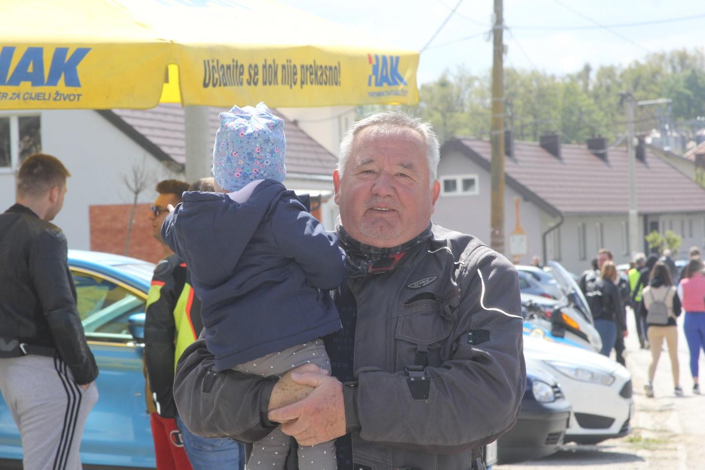 Slika na kojoj se prikazuje tekst, osoba, muškarac, na otvorenom
Opis je automatski generiran