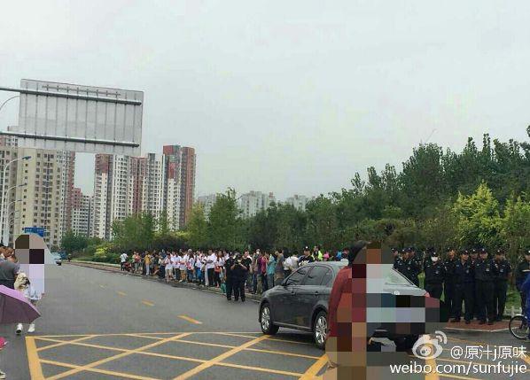 天津被炸小区数百业主连日集会数人被抓捕