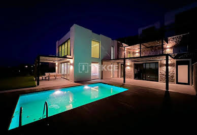 House with pool and terrace 5