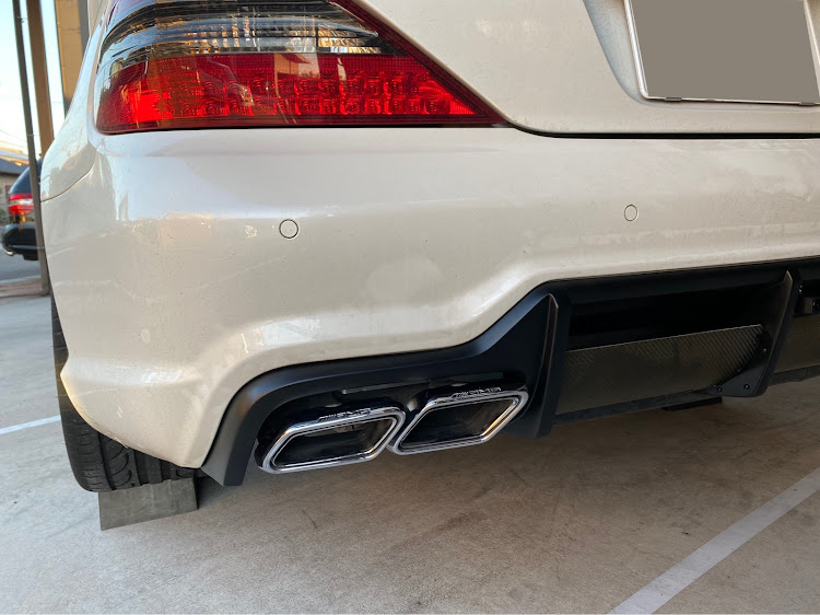 SLのSL63・リアディフューザー・DIY・自作ステー・片側だけに関するカスタム事例の投稿画像1枚目