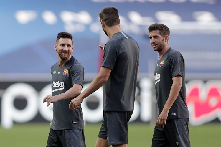 Lionel Messi of FC Barcelona speaks to Gerard Pique of FC Barcelona and Sergi Roberto of FC Barcelona during a training session ahead of their UEFA Champions League quarter-final match against Bayern Munich at Estadio do Sport Lisboa e Benfica on August 13, 2020 in Lisbon, Portugal.