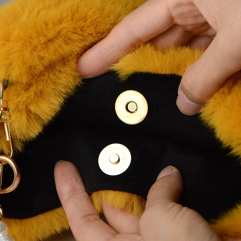 Title 5, Sac à main seau en peluche à carreaux avec chaî...