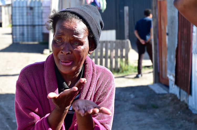 Concerned Citizens, the Port Elizabeth metro and Jadeed’s Bakery handed out bread and food to the needy in Missionvale on April 16. Noxolo Tom, 50, said she had not eaten in two days and said her name was not on the Sassa list for food parcels